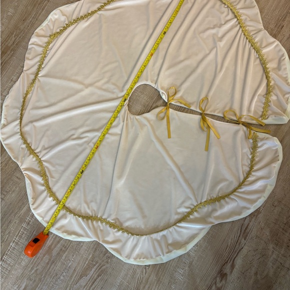 Elegant Velvet Cream and Gold Tree Skirt - Picture 2 of 5